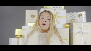 Gloria (Kids United) reprend "Petit papa Noël" sur l'album "L'esprit de Noël"